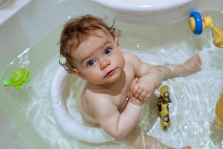 Higiene infantil: limpieza de la ropa y juguetes de bebés y niños