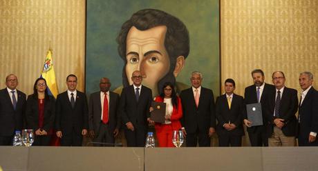 Las autoridades del Gobierno venezolano y de la oposición después de firmar un acuerdo