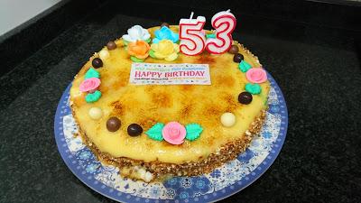 TARTA DE CUMPLEAÑOS DE NATA Y YEMA QUEMADA TARTA DE CUMPLEAÑOS DE NATA Y YEMA QUEMADA