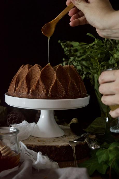 Sweet Honey Cornbread Bundt Cake #BundtBakers {delicioso pastel de maíz solo con miel}