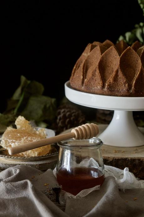 Sweet Honey Cornbread Bundt Cake #BundtBakers {delicioso pastel de maíz solo con miel}