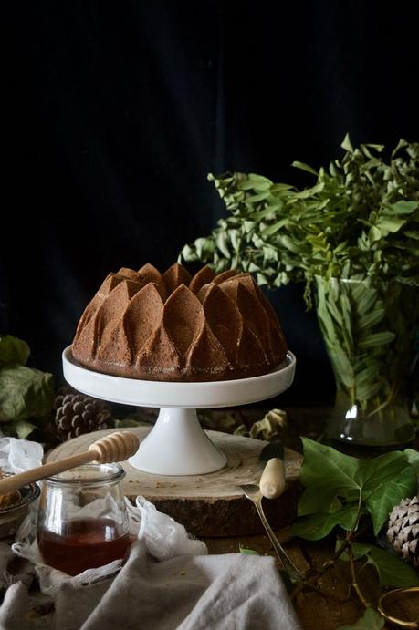 Sweet Honey Cornbread Bundt Cake #BundtBakers {delicioso pastel de maíz solo con miel}