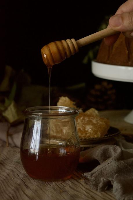 Sweet Honey Cornbread Bundt Cake #BundtBakers {delicioso pastel de maíz solo con miel}