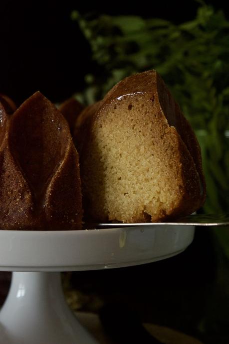Sweet Honey Cornbread Bundt Cake #BundtBakers {delicioso pastel de maíz solo con miel}