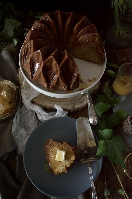 Sweet Honey Cornbread Bundt Cake #BundtBakers {delicioso pastel de maíz solo con miel}