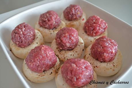 Champiñones rellenos de albóndigas con salsa de cebolla Champiñones rellenos de albóndigas con salsa de cebolla