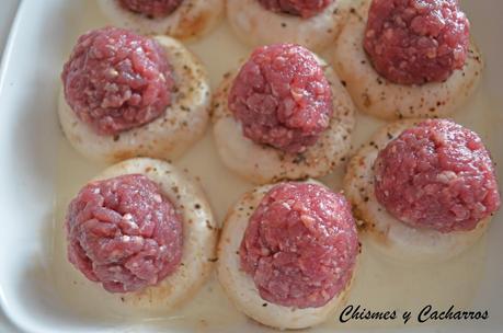 Champiñones rellenos de albóndigas con salsa de cebolla Champiñones rellenos de albóndigas con salsa de cebolla