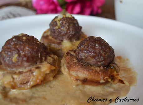 Champiñones rellenos de albóndigas con salsa de cebolla Champiñones rellenos de albóndigas con salsa de cebolla