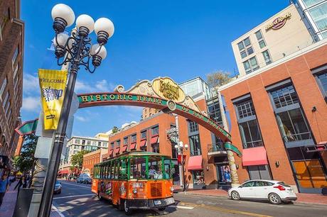 San-Diego-Hop-on-Hop-off-Old-Town-Trolley-at-Gaslamp-Quarter.jpg.optimal ▷ Ideas de itinerario de San Diego de 1 a 3 días (+ mapas y consejos)