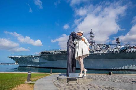 Unconditional-Surrender-sculpture-or-statue-Embracing-Peace-and-USS-Midway-Museum-in-San-Diego-.jpg.optimal ▷ Ideas de itinerario de San Diego de 1 a 3 días (+ mapas y consejos)
