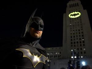 La “Batiseñal” iluminará la ciudad de México para festejar el 80 aniversario de Batman