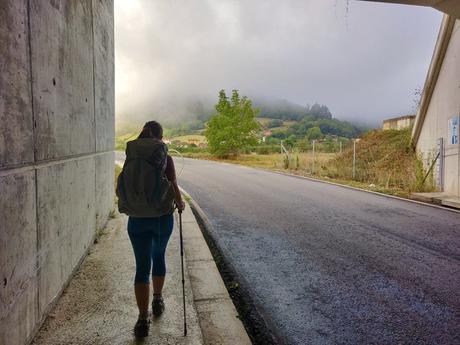 girl-walking-camino-primitivo ▷ Reflexiones sobre caminar mi primer camino