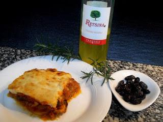 Moussaka griega, vino de Retsina y aceitunas Kalamata.