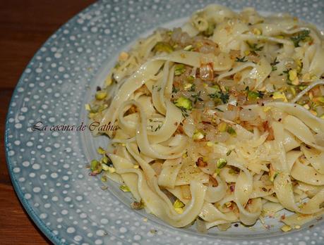 Cintas al limón con pistachos