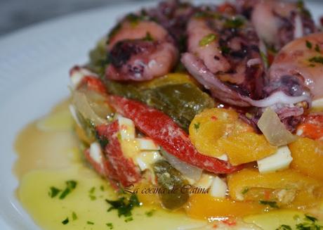 Ensalada de pimientos con chipirones Ensalada de pimientos con chipirones