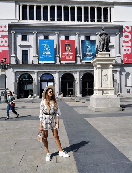 Estampado de cadenas, el print emblema de Versace Estampado de cadenas, el print emblema de Versace