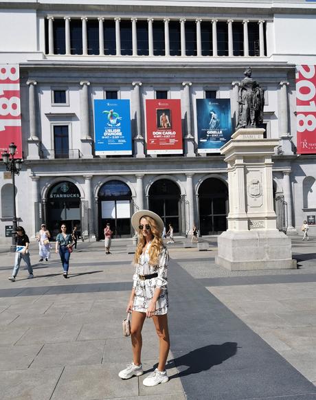Estampado de cadenas, el print emblema de Versace Estampado de cadenas, el print emblema de Versace