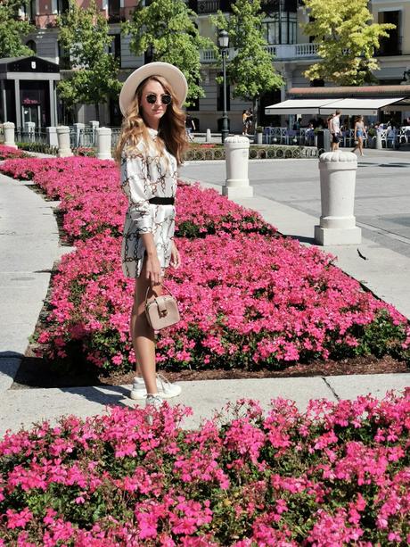 Estampado de cadenas, el print emblema de Versace Estampado de cadenas, el print emblema de Versace