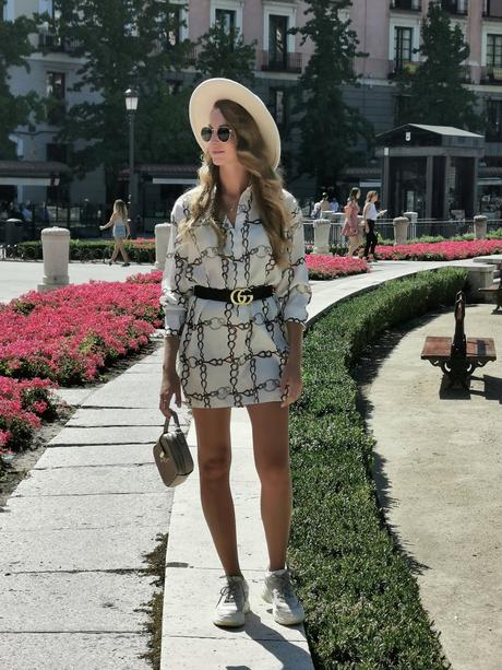 Estampado de cadenas, el print emblema de Versace Estampado de cadenas, el print emblema de Versace