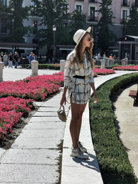 Estampado de cadenas, el print emblema de Versace Estampado de cadenas, el print emblema de Versace