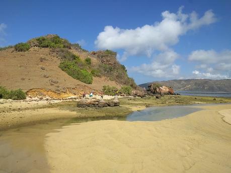 Lombok. Kuta Lombok y sus playas Figuras de la princesa Mandalika