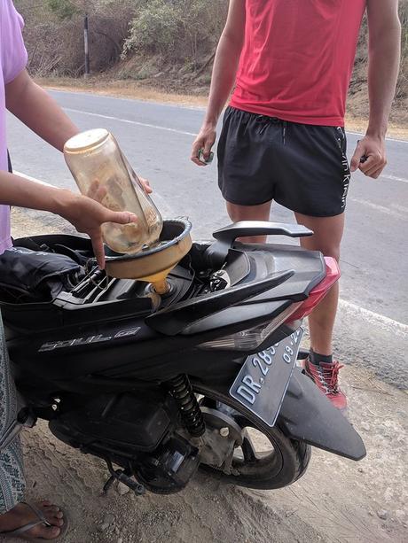 Lombok. Kuta Lombok y sus playas Rellenando gasolina en Kuta Lombok