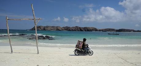 Lombok. Kuta Lombok y sus playas Heladero en la playa de Tanjung Aan