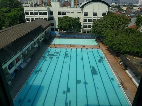 Yakarta. Isla Java. Empiezan las vacaciones Piscina olímpica en Yakarta , cercana a nuestro hotel