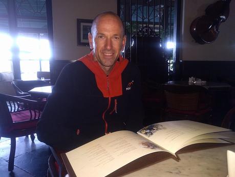 Yakarta. Isla Java. Empiezan las vacaciones En el café Batavia de Yakarta