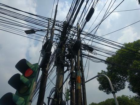 Yakarta. Isla Java. Empiezan las vacaciones Lio de cables en Yakarta