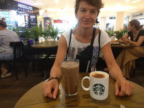 Yakarta. Isla Java. Empiezan las vacaciones En Starbucks con taza