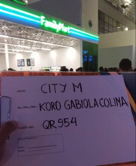 Yakarta. Isla Java. Empiezan las vacaciones El taxista nos espera en el aeropuerto