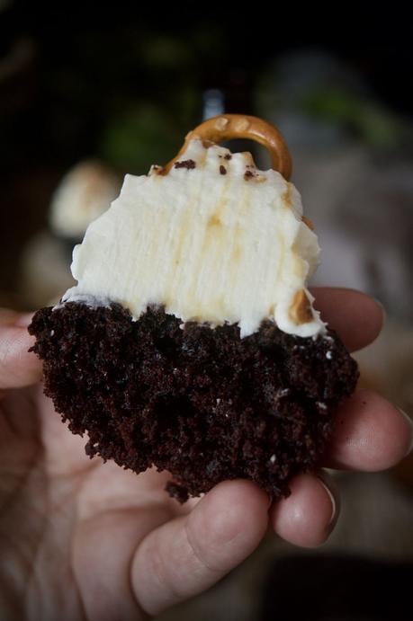 cupcakes-de-chocolate-y-guinness-con-caramelo-salado