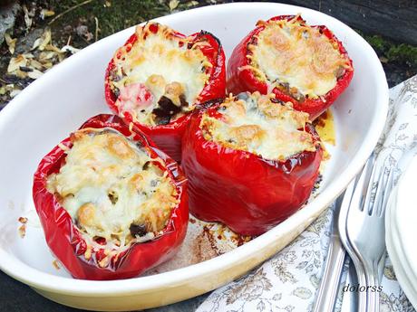 Pimientos rojos  rellenos de cuscús, verduras y setas