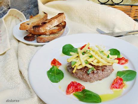 Hamburguesa de potro con salsa de queso