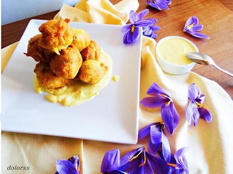 Buñuelos de  flores de azafrán con salsa de queso