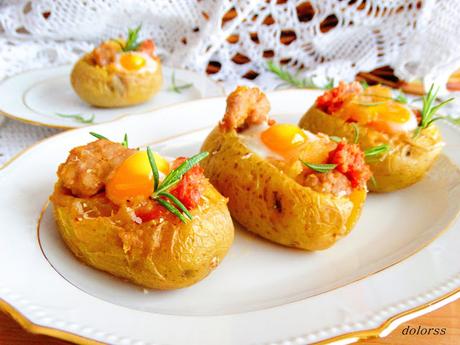 Patatas rellenas con longaniza,  chitorra y huevo de codorniz