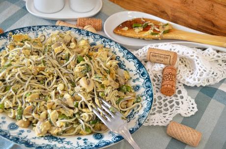 REVUELTO DE ESPARRAGOS VERDE, CHAPIÑONES Y GULAS recetas de revueltos, revueltos, revueltos de champiñones, revueltos de espárragos, revueltos de espárragos verdes champiñones y gulas, revueltos de gulas, revueltos recetas, las delicias de mayte,