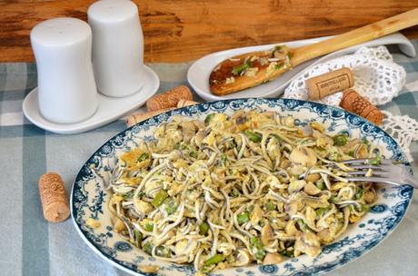 REVUELTO DE ESPARRAGOS VERDE, CHAPIÑONES Y GULAS recetas de revueltos, revueltos, revueltos de champiñones, revueltos de espárragos, revueltos de espárragos verdes champiñones y gulas, revueltos de gulas, revueltos recetas, las delicias de mayte,