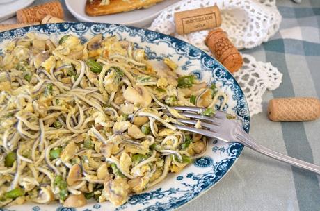 REVUELTO DE ESPARRAGOS VERDE, CHAPIÑONES Y GULAS recetas de revueltos, revueltos, revueltos de champiñones, revueltos de espárragos, revueltos de espárragos verdes champiñones y gulas, revueltos de gulas, revueltos recetas, las delicias de mayte,