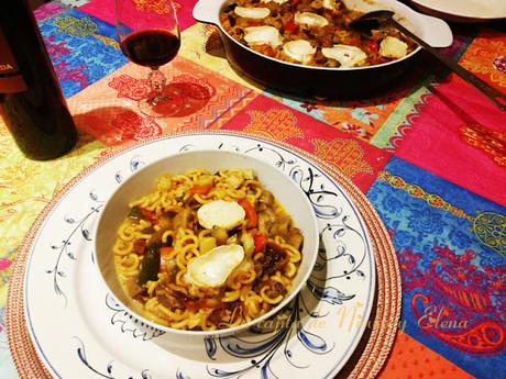 Cazuela de fideos con verduras y queso de cabra