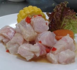 Ceviche al estilo peruano acompañado con choclo y camote