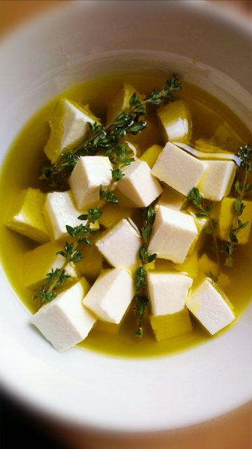 Queso fresco marinado con aceite y tomillo. Queso fresco marinado con aceite y tomillo.