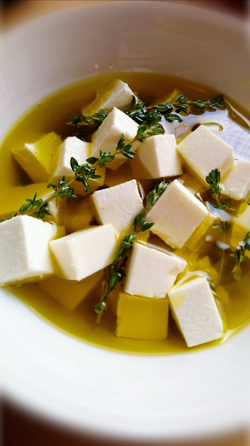 Queso fresco marinado con aceite y tomillo. Queso fresco marinado con aceite y tomillo.