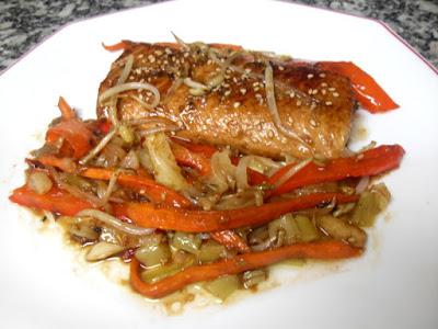 Salmón con soja, sésamo y verduras al wok.