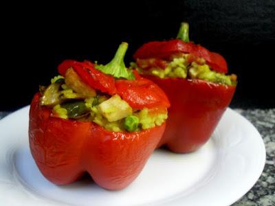 Pimientos rellenos de arroz al curry con pollo y verduras.