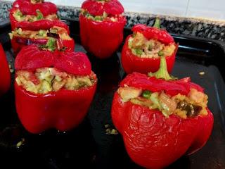 Pimientos rellenos de arroz al curry con pollo y verduras horneados.