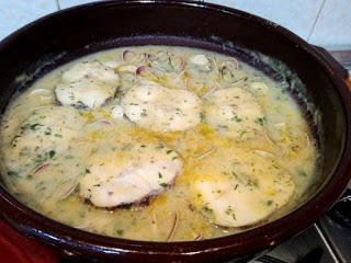 Cazuela de merluza con almejas en salsa verde Cazuela de merluza con almejas en salsa verde.