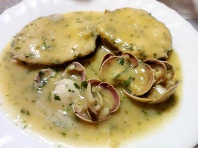 Merluza con almejas en salsa verde Merluza con almejas en salsa verde.