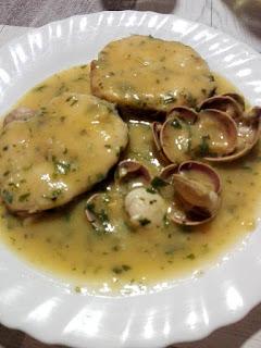 Plato de merluza con almejas en salsa verde Plato de merluza con almejas en salsa verde.